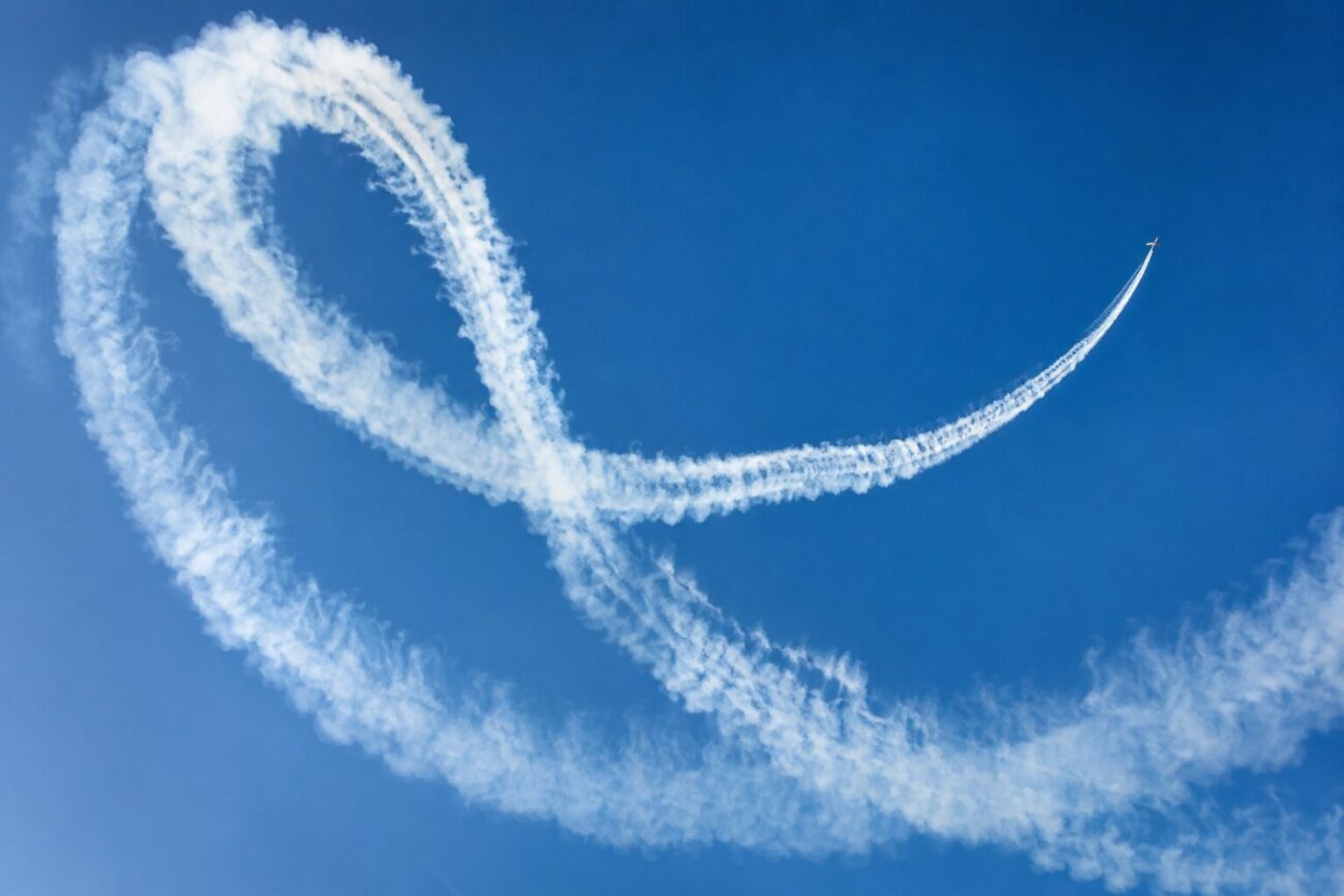 青空に残るスモークの軌跡