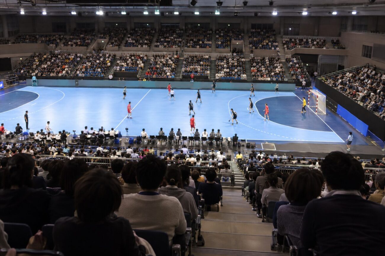 観客席に座る人々の後ろ姿